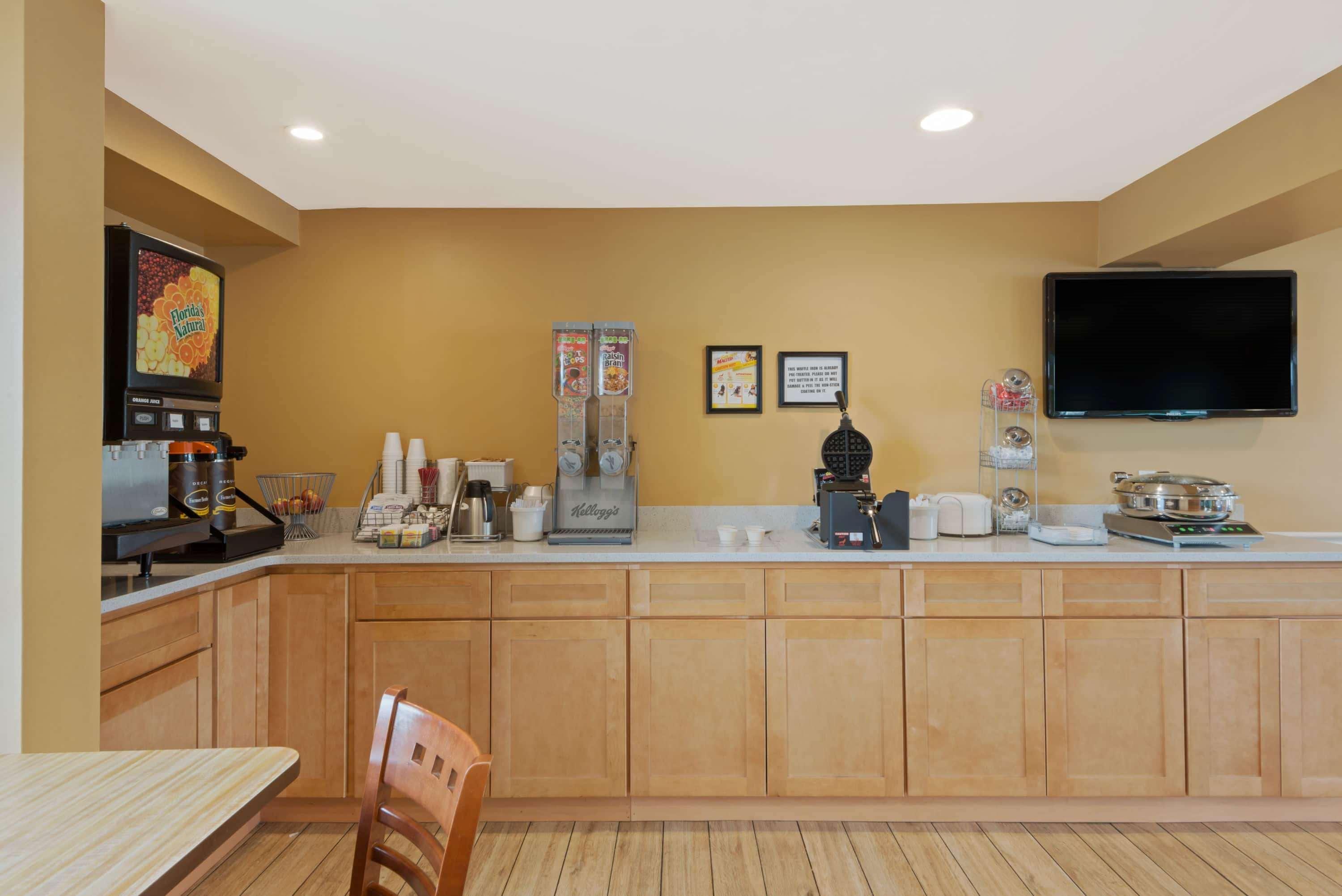 Hotel Super 8 By Wyndham Sturbridge Exterior foto